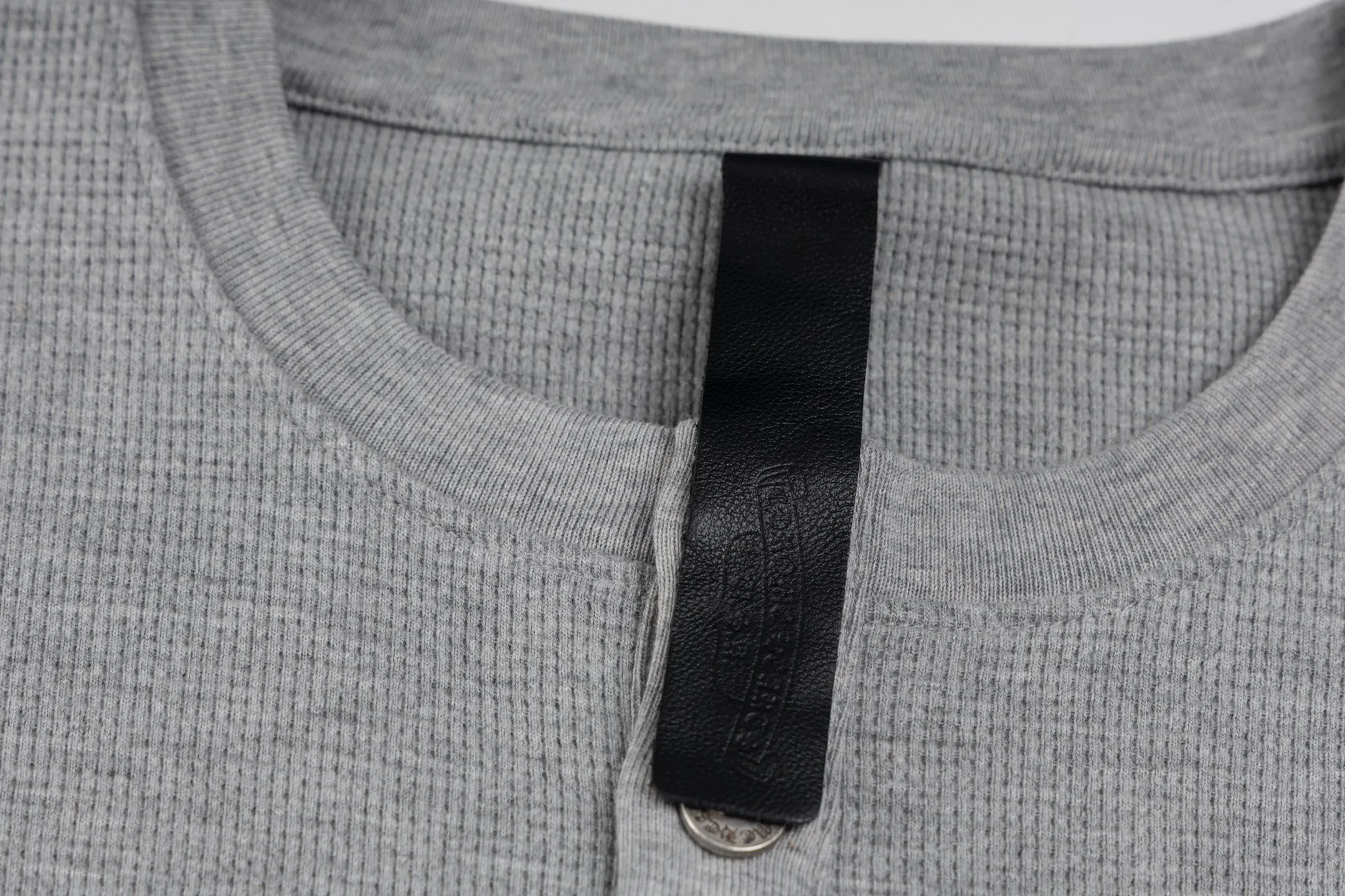 🅿️420 [Exclusive supply] CH Kroxin Sanskrit embroidered waffle sweatshirt (grey) The fabric is made of 350g cotton waffle double-layer material before washing. The embroidery is made of Tajima embroidery machine imported from Japan. The silver buckle is made of antique bronze and real silver. The materials used have reached the market's 300+ quality. The collar leather label is still made of genuine imported lambskin. We have put a lot of effort into fabrics, hardware and craftsmanship, and the top quality and industry benchmarks in the market are only owned by a few people. Size:S/M/L